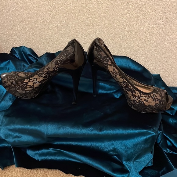 Size 10 black lace Guess heels - Picture 3 of 8